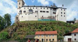 🛶 Water, boats… and castle towers!
Combine sport with a…
