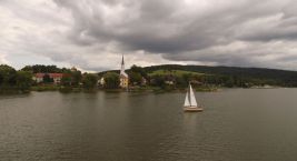 Am Rande des Lipno-Staudamms liegt der malerische Ferienort…