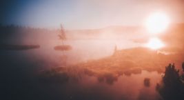 Der Morgennebel rund um den See in Chalupská-Moor schafft…