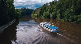 🚢 Discover the beauty of the Vltava from the deck of a boat…