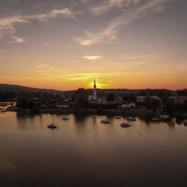 Beautiful sunset above Fymburk is our favourite picture. 🙂 .
.
.
.
.
.
.
.
.
.
.
#vltavariver #vltavariverig #lipensko …