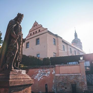 Interesting view on statue of Charles IV. in Mělník. 🙂 .
.
.
.
.
.
.
.
.
#vltavariverig #vltavariver #section6ig …