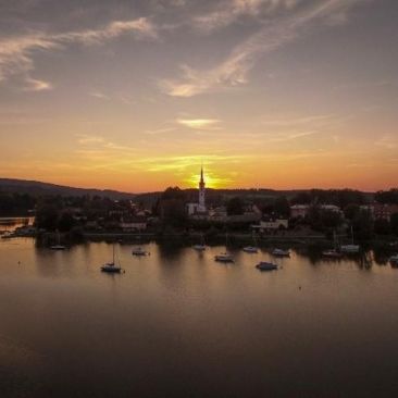 Beautiful sunset above Fymburk is our favourite picture. 🙂 .
.
.
.
.
.
.
.
.
.
.
#vltavariver #vltavariverig #lipensko …